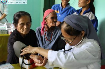 Khám bệnh, phát thuốc cho bà con nghèo ở Thừa Thiên Huế
