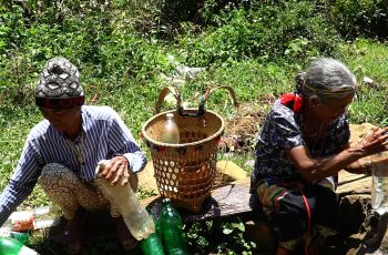Bà con sắc tộc nghèo phải gùi những chai nước bên suối, khe nước về ăn uống, sinh hoạt