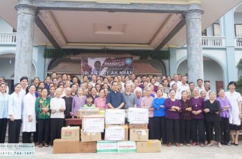 Phát thuốc hàng quý cho bà con nghèo ở Thanh Hoá