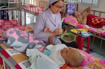 Ở tuổi xế chiều, các cụ già cần được chăm sóc tận tình