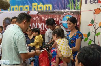 Đại diện Hội trao những món quà cho các bệnh nhân trước khi các bệnh nhân được phẫu thuật