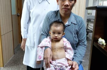 Sr Ngọc Nữ thăm bé Huyền Trân (ở Vĩnh Long) sau khi con đã được phẫu thuật tim thành công