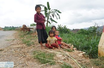 Các em sắc tộc nghèo đáng thương không được đến trường