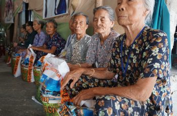 Trao gạo hàng quý cho những người khiếm thị, khuyết tật ở Huế, Quảng Trị, Hà Tĩnh,...
