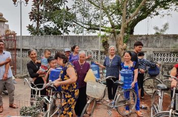 Bà con nghèo vui mừng đến Hệ thống lọc nước để lấy nước sạch về ăn uống