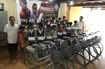 Trao học bổng cho học sinh sắc tộc nghèo ở Sa Thầy, Kon Tum