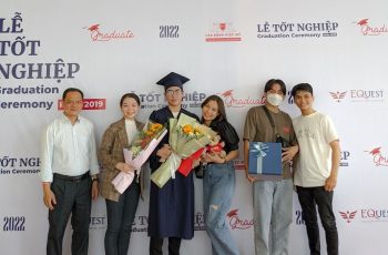 Cha Phước Thiện cùng 1 em sinh viên ngày tốt nghiệp ra trường
