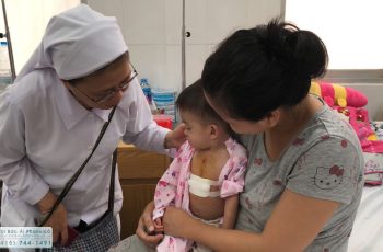 Sr Ngọc Nữ-phụ trách chương trình Phẫu thuật tim thăm các bệnh nhân sau phẫu thuật