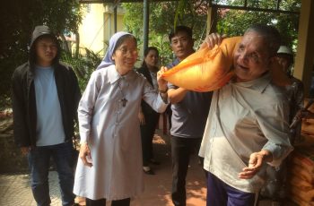 Niềm vui nhận được nhận gạo tình thương của Ông Lê Đức Thừa ở Quảng Điền, Huế