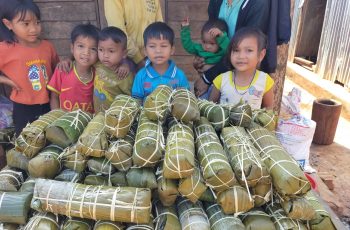 Gói 2,400 chiếc bánh chưng cho bà con sắc tộc nghèo ở Gia Lai