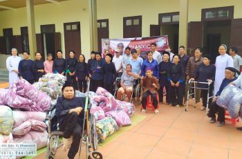 Trao 50 chăn ấm cho bà con sắc tộc nghèo ở Quảng Hoà, Cao Bằng